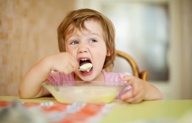 insegnare al bambino a mangiare da solo